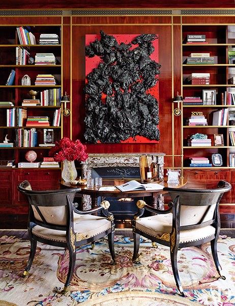 интерьер гостиной с камином